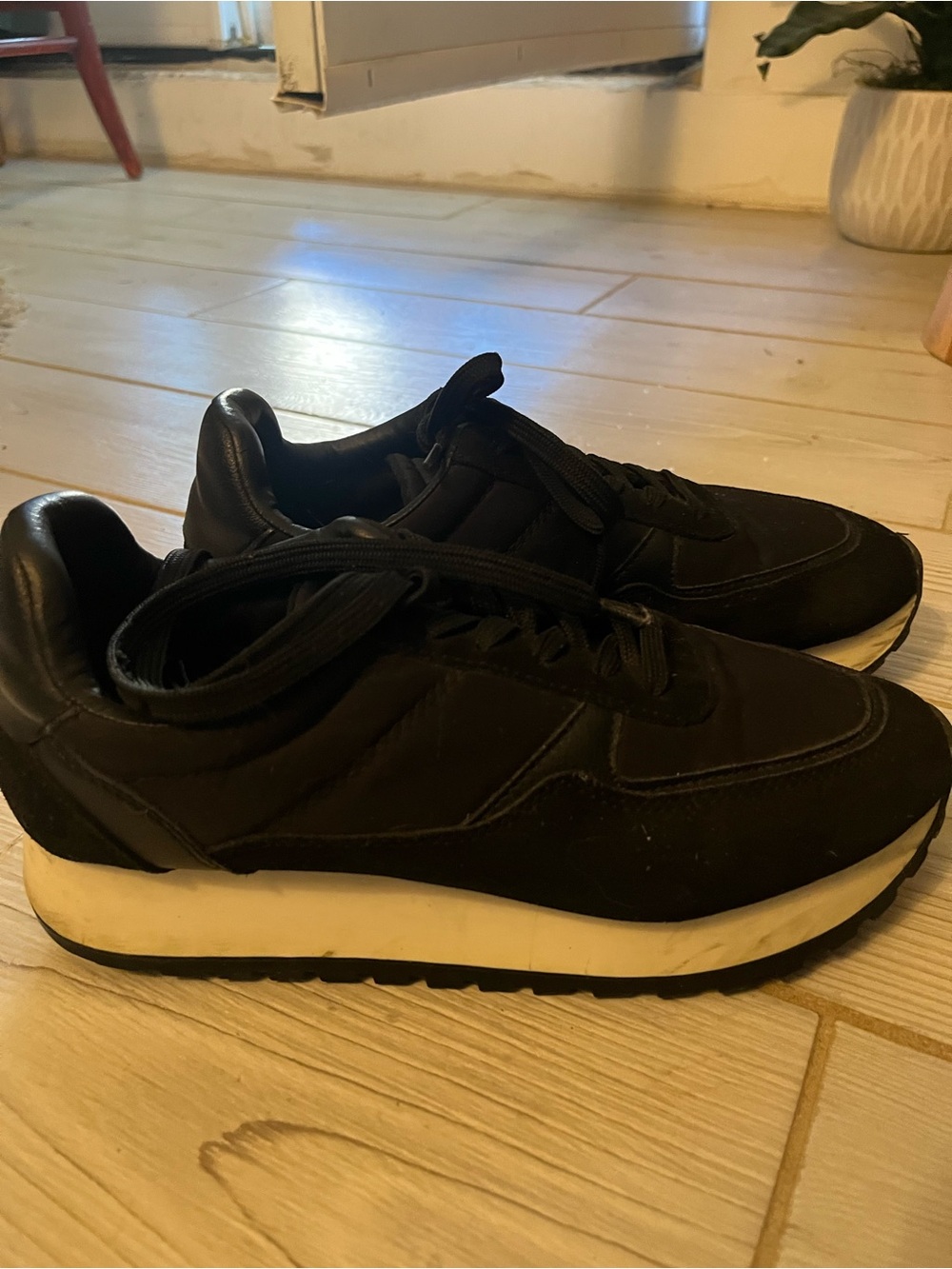 Women’s Black Casual Sneakers with white Midsole